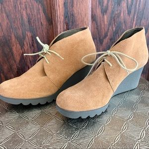 Donald J. Pliner Natural Maka Chukka Wedges